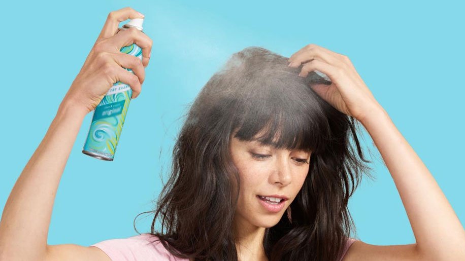 استفاده از شامپو خشک روی موهای سر