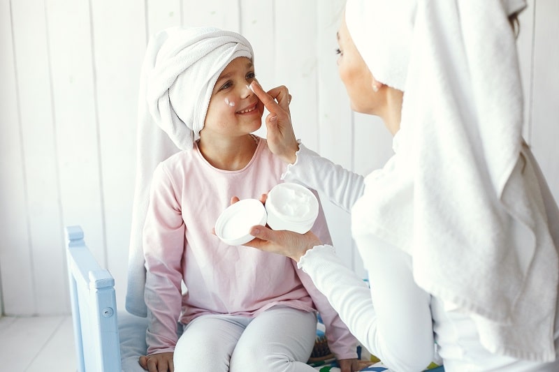استفاده از کرم مرطوب‌کننده روی صورت کودک پس از استحمام